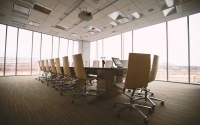 ¿Qué 5 barreras impiden a la mujer llegar a los puestos de dirección y poder?